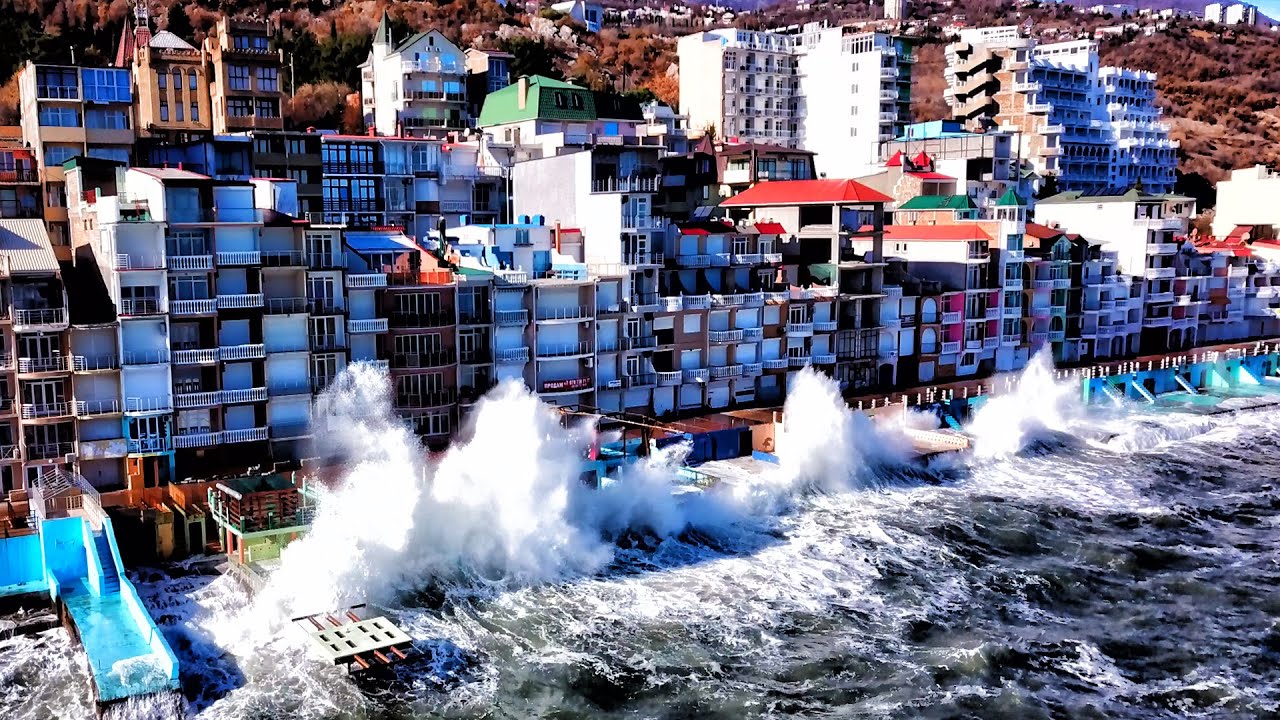 Мощный ШТОРМ в Крыму чуть не СМЫЛ ОТЕЛИ в море. смотреть онлайн