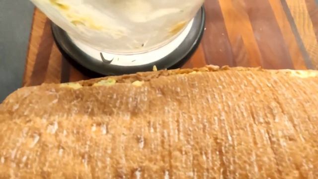 Хрустящий хлебушек с нежнейшей и вкуснейшей начинкой!Закуска к любому застолью! смотреть онлайн