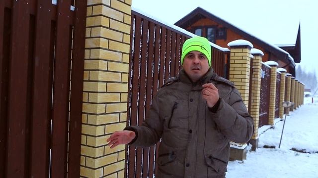 Деревянный забор Шахматный с кирпичными столбами