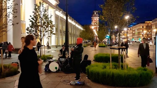 Grechka - "Люби меня люби", в исполнении уличных музыкантов на Невском проспекте в Санкт-Петербурге смотреть онлайн