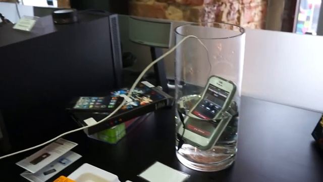 Чехлы Lifeproof для iPhone 5 не тонет и не ломается смотреть онлайн