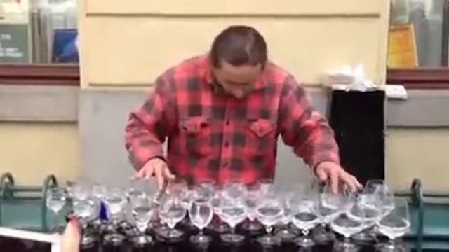 Хорошо сыграл на бокалах.Талант смотреть онлайн