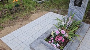 Благоустройство заросшей могилы: подъем памятника, укладка плитки