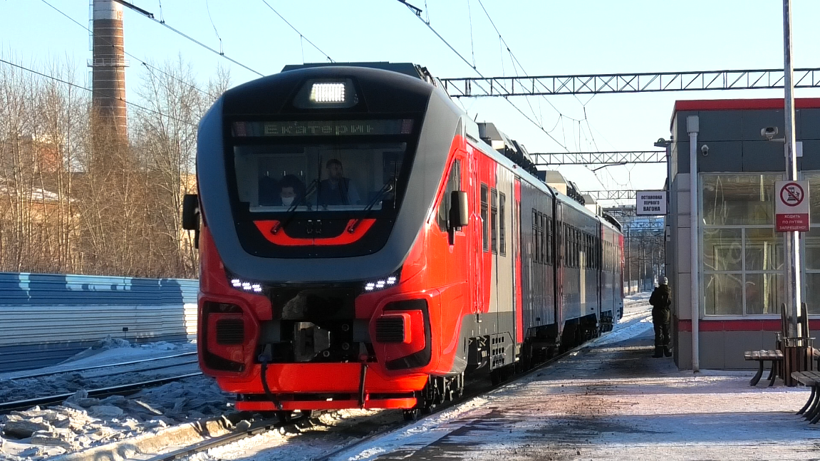 РА3-048 сообщением Верхний Уфалей - Екатеринбург-Пасс. прибывает на пл. Первомайская