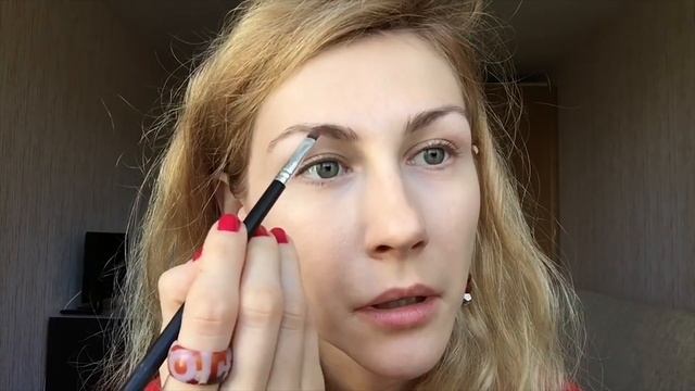 КАК ДЕВУШКИ КРАСЯТ БРОВИ смотреть онлайн
