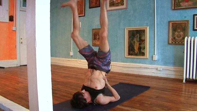 Lotus in Shoulderstand (Urdhva Padmasana) || Asana Kitchen with David Garrigues || Ashtanga Yoga смотреть онлайн