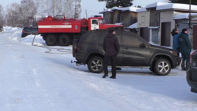 В МЧС назвали предварительную причину пожара в гараже на улице Тимирязева смотреть онлайн