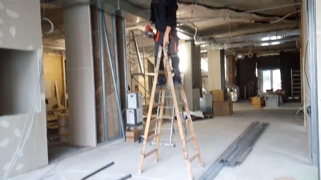 Лестница ходули. Ходули стремянка. Как ходить на лестнице. Строительная лестница ходули. смотреть онлайн