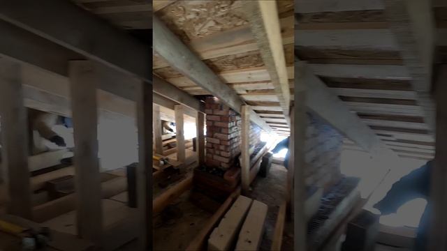 Не удобная кладка кирпича под крышей