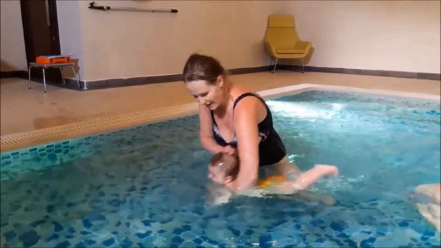 Занятия с ребёнком грудничок в бассейне в 6 месяцев смотреть онлайн