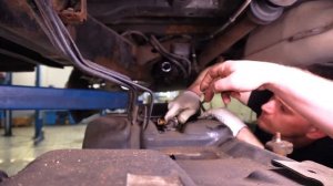 Снятие топливного бака и замена подкачного наноса на Land Rover