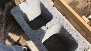 Тёплый пристрой из пескоблоков к деревянному дому, без сквозняков на стыках.