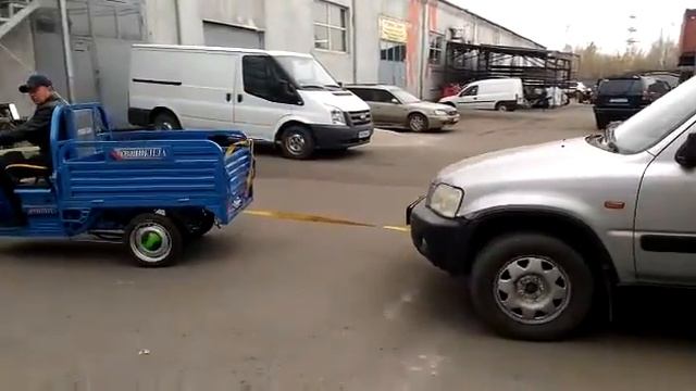 Китайский электро трицикл и HONDA CR-V смотреть онлайн