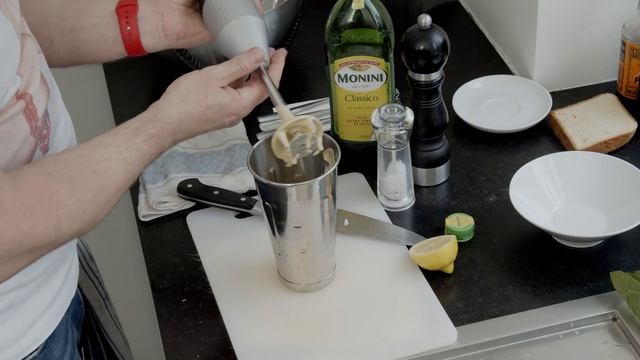 Салат Цезарь как в ресторане дома + рецепт правильной заправки | Я ЛЮБЛЮ ЕДУ смотреть онлайн