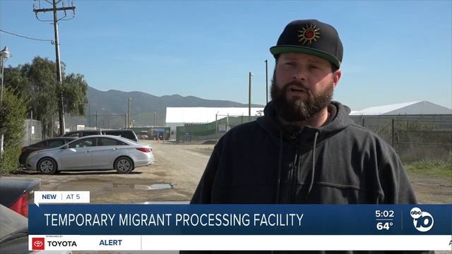 Border advocates react to a 'soft-sided' migrant processing facility opening for the first time смотреть онлайн