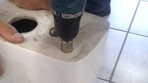 Трубчатое сверло по стеклу и керамике. рассверливаем бачок унитаза.