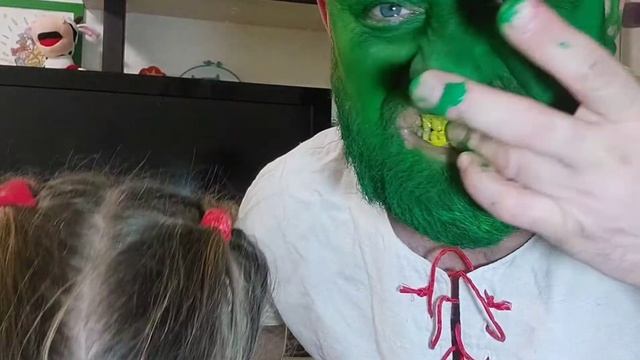 Папа и  Ева Делают грим Шрека / Кое как отмыли краску с лица