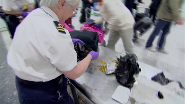 UK Border Force - Season 2, Episode 10: Snow Storm смотреть онлайн