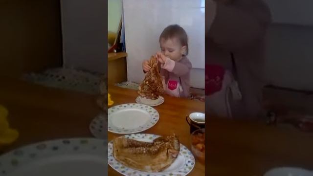 Полторашка ест блины! смотреть онлайн