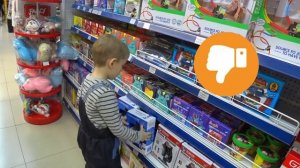 Дети играют в доктора и обнаружили микробы. Микробы под микроскопом.