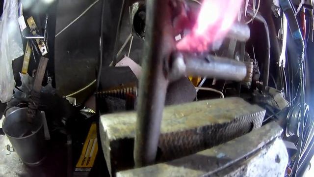 ГОРЯЧАЯ и ХОЛОДНАЯ КОВКА НА КОЛЕНКЕ.. смотреть онлайн