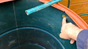 Простейший перелив из дождевой бочки может спасти фундамент дачи