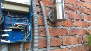 Как самому заменить автомат в щитке под напряжением