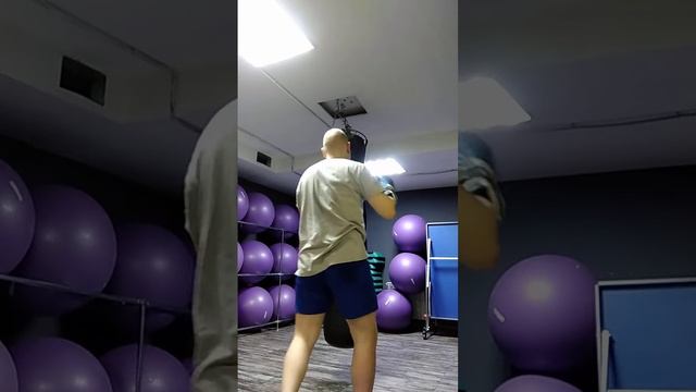 Тайский бокс. Отработка ударов рук на боксерском мешке. Муай тай. Фитнес. Кроос правой рукой. Кроос. смотреть онлайн