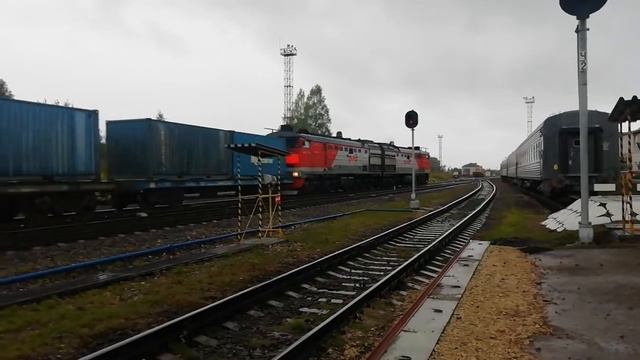 Тепловоз 2ТЭ10М-К с контейнерным поездом, в дождливую погоду отправляется со ст.Сыктывкар смотреть онлайн