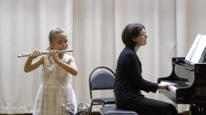 Гурьянова  Юна (флейта)  МССМШ им.Гнесиных  группа 0