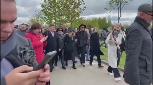 Алла Пугачева на похоронах Валентина Юдашкина.mp4