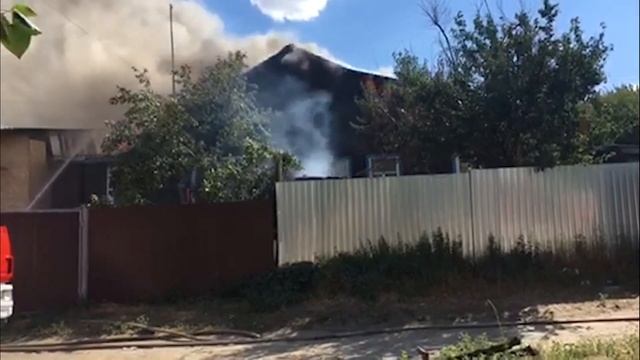 Саратовские пожарные тушат дом в Октябрьском районе