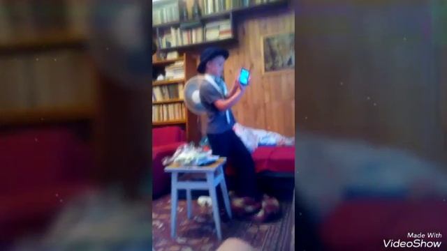 Ха ха ха заснял как мой брат снимает видос на свой канал...(шутка)