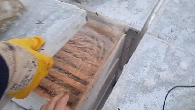 Зимовка пчел Бакфаст на улице в ульях с открытой на 100% сеткой в дне смотреть онлайн