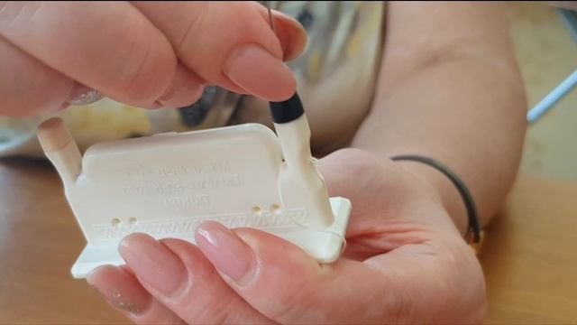 Как вдеть нитку в иголку с помощью нитковдевателей смотреть онлайн