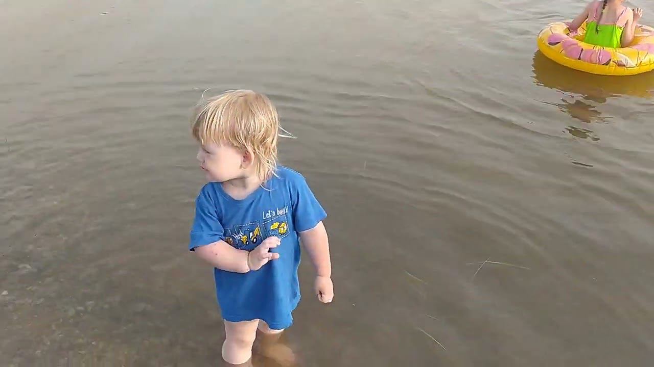 Елисею нравится ножки мочить