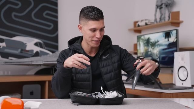 My ESSENTIAL Travel Tech and Bag - After Flying 300,000KM+ смотреть онлайн