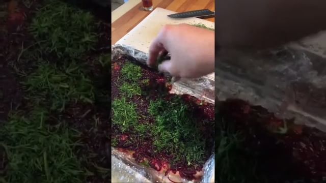 Как приготовить слабосоленый лосось со свеклой или гравлакс | Вкусный Кипр смотреть онлайн