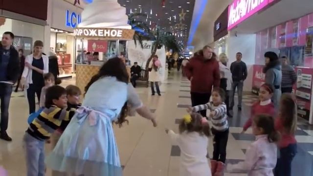 Зажигательные танцы с Агентством праздников "Да здравствует сюрприз!" смотреть онлайн