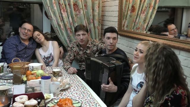 На скамеечке вдвоём мы сидели вдвоём. На улице Болотова сидел ансамбль 