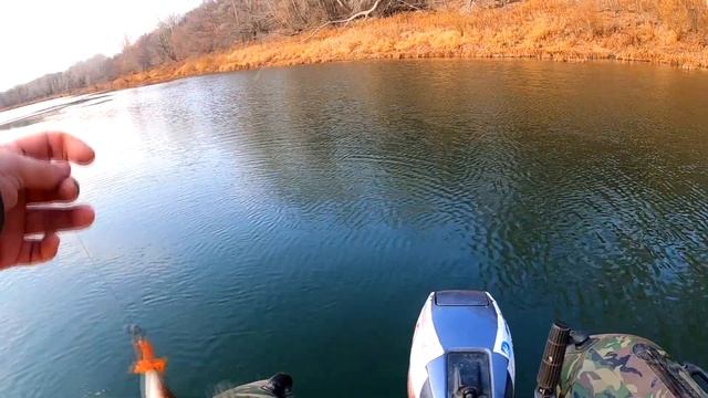 Как легко поймать щуку на спиннинг! Стоянки щуки на малой реке. ОСЕННЯЯ РЫБАЛКА НА ЩУКУ. смотреть онлайн