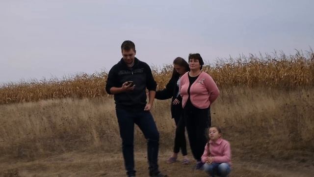 ОСЕНЬ В СЕЛЕ . СОБИРАЕМ КУКУРУЗУ . смотреть онлайн