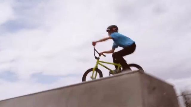 Маленький мальчик,зделал множество трюков,и не один взрослый человек не повторит! смотреть онлайн