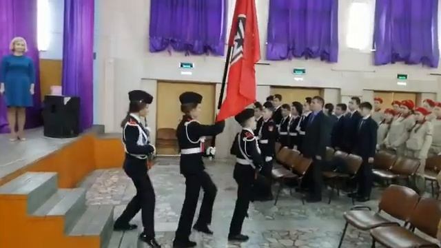 Вынос знамени на закрытии профильной смены смотреть онлайн