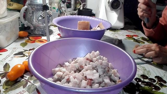 Надо чистить теплицу / Кручу сало / Ответ на комментарий / Жизнь в селе.