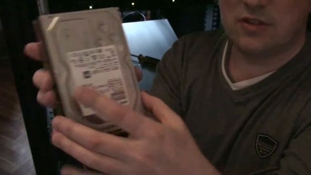 Установка жесткого диска в дисковую стойку Synology RS814. смотреть онлайн