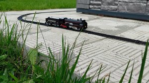 ПОЕЗДА для детей -Игрушечный паровозик едет вокруг дома - Детский канал про поезда игрушки и жд