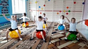 Упражнения на фитболах под музыку в ДОУ.