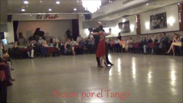 VERONICA PASCUAL y FERNANDO CEBALLOS Bailando el Tango JUNTO A TU CORAZÓN en la MILONGA LA BALDOSA смотреть онлайн