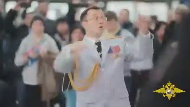 Духовой оркестр играет в аэропорту смотреть онлайн